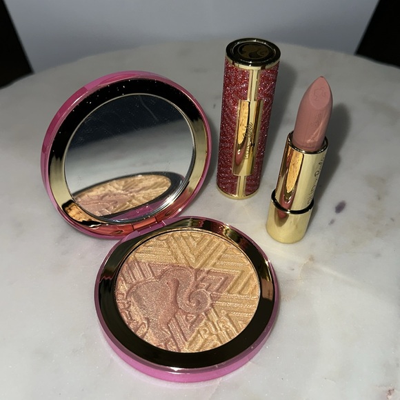 PÜR x Barbie Confident Glow highlighting powder and lipstick in Trailblazer - Picture 2 of 5